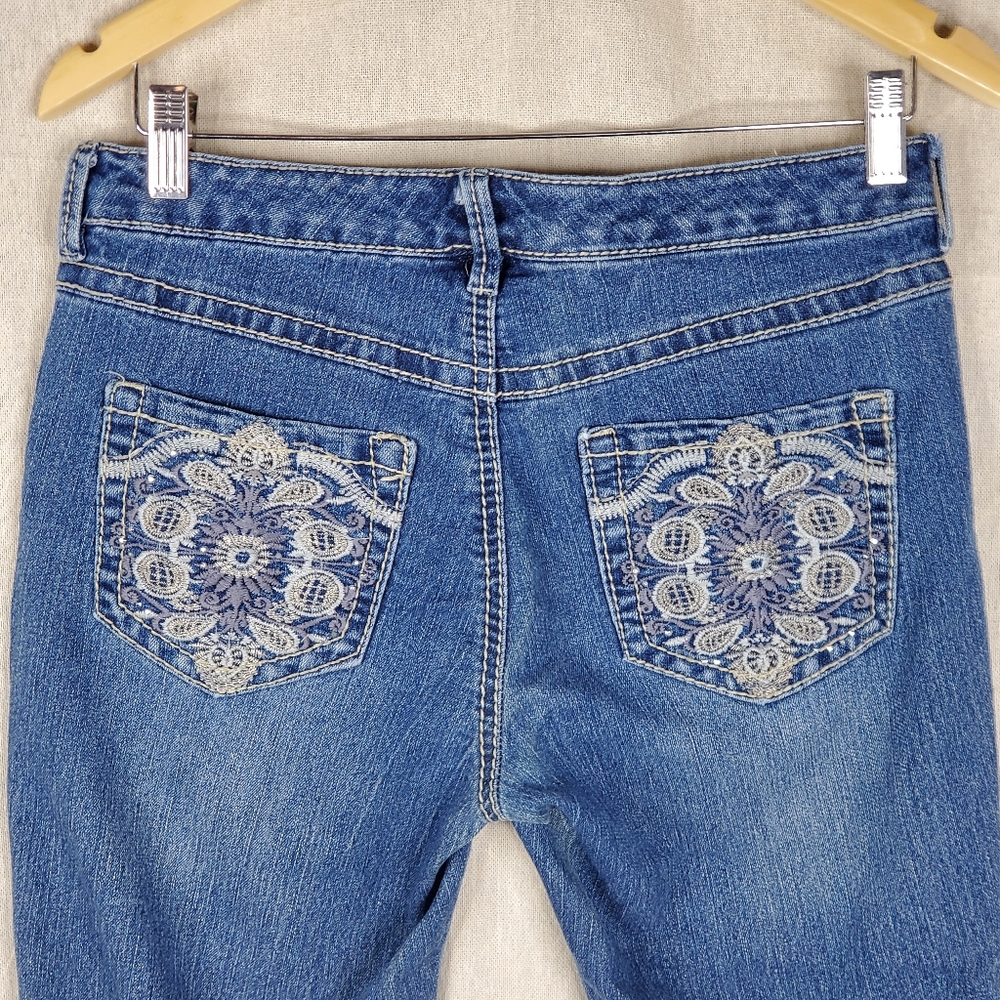 ♡ Nine West Capri Blue Jeans Size 4/26 with Embroidered Pockets